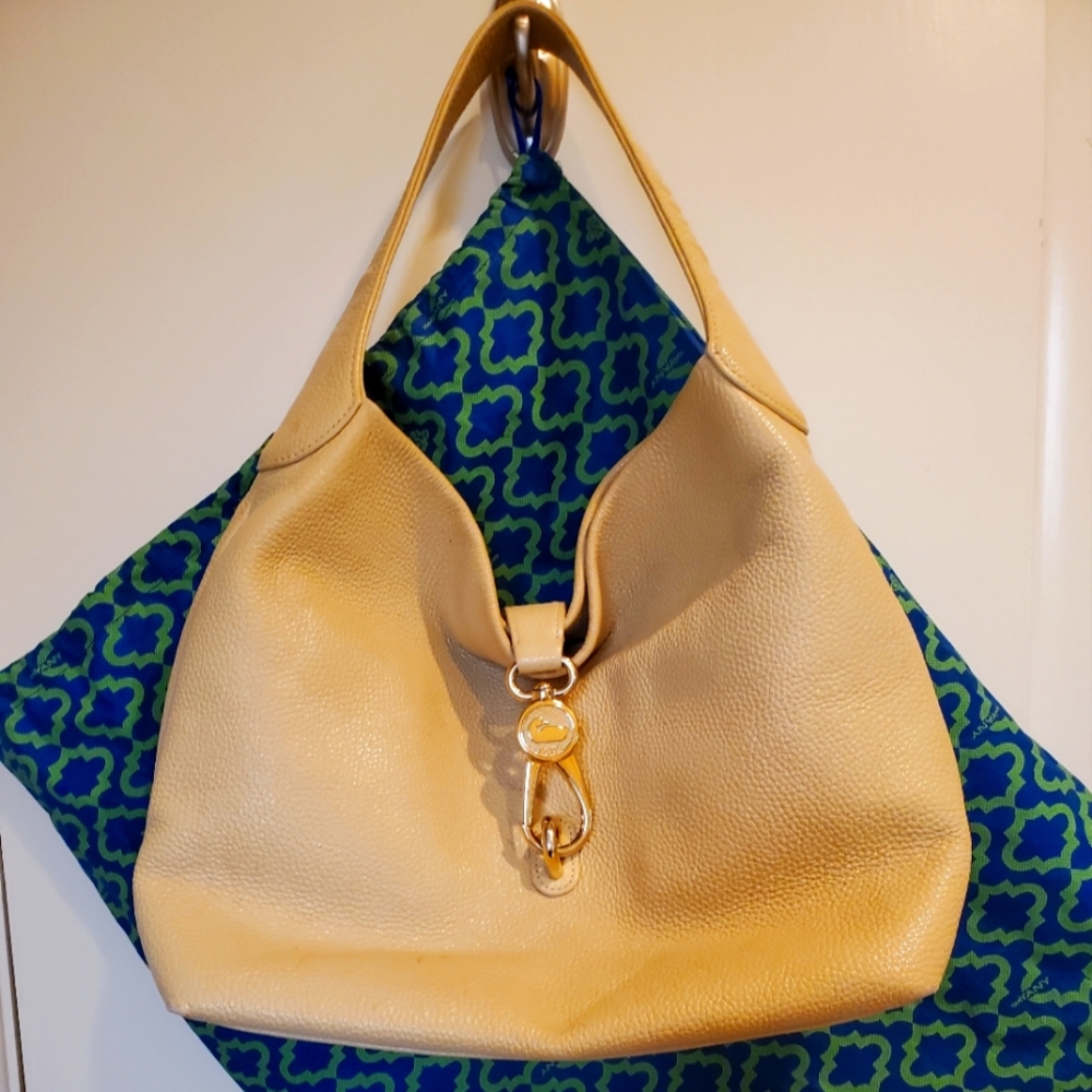 Dooney & Bourke hand bag color vanilla